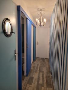 B&B / Chambres d'hotes chambres bleues cote plage et aeroport climatisees et parking gratuit : photos des chambres