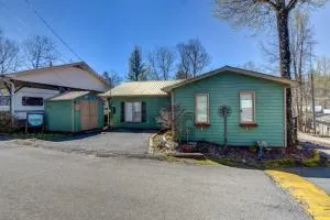 Cleveland Cabin with Private Hot Tub about 7 Mi to Helen - Yonah