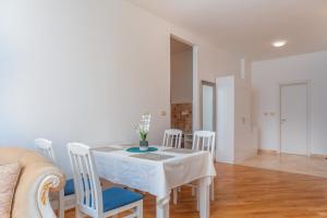 Alex Lux sea view apartment 1