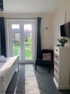 A Wave From It- Part of the The Bay Filey Holiday Village with pool, gym and direct beach access, pub, restaurant, tennis and meadows walks