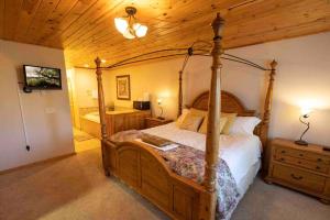 Enjoy The Outback+ Indoor Hot tub+Games+Puzzles+Tennis Court