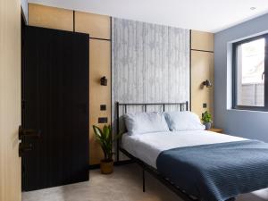 Chess Valley modern home stay