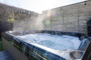 Stunning Pet-Friendly Home with Hot Tub less than one minute walk from Barmouth Beach