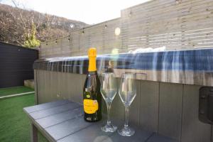 Stunning Pet-Friendly Home with Hot Tub less than one minute walk from Barmouth Beach