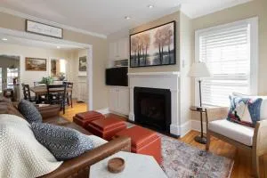 Brooke House In The Heart of Downtown with Patio! - لامبرتفيل