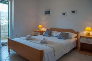 Apartments by the sea Pucisca, Brac - 5625