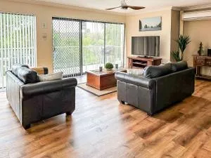 Paradiso, 3,4 Laman Street - Comfortable unit with water views, aircon, solar heated pool and in the heart of town - Nelson Bay