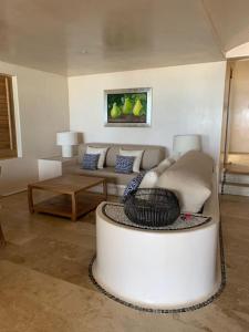 Stunning beachfront house w private pool.