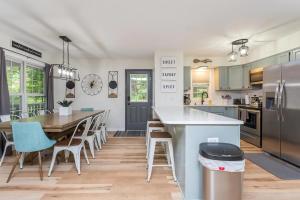 In The Woods - 5 BR Chalet with Game Room, Fire Table and Hot Tub