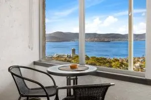 Spectacular Views - One Bedroom Unit - Free Parking - Free WIFI - Ridgeway