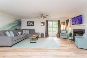 In The Woods - 5 BR Chalet with Game Room, Fire Table and Hot Tub