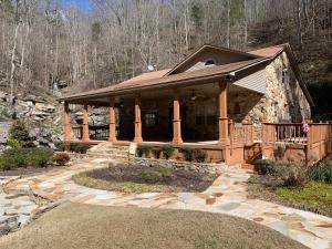 100 Natural Bridge Lane