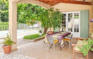 Maisons de vacances Awesome Home In Rognonas With Wifi, Private Swimming Pool And 3 Bedrooms : photos des chambres