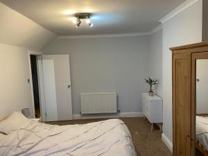 SUPER CONVENIENT FOR CENTRAL LONDON - LARGE 2 DOUBLE BED apartment 30 seconds walk to platform train station and 19 mins to London Waterloo
