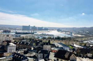 Rouen : Vue panoramique sur la seine avec parking
