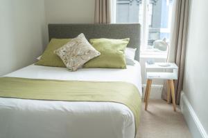 Single Room with Private Bathroom room in Brighton Marina House Hotel