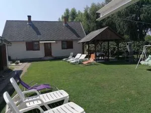 Holiday Home in Balatonmariafürdo 19233 - Balatonújlak