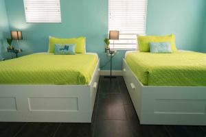 Queen Room with Two Queen Beds room in Beds n' Drinks