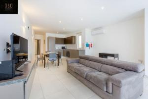 Stunning 3BR penthouse, opposite the harbour by 360 Estates