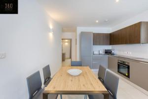 Stunning 3BR penthouse, opposite the harbour by 360 Estates