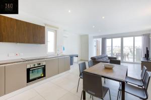 Stunning 3BR penthouse, opposite the harbour by 360 Estates