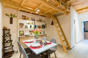 Westend Apartment with Loft Hide Away for Kids- AC