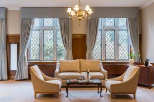 Suite room in Ashdown Park Hotel