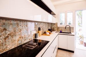 Deviazi 4 - Charming Apartment for 2 in the Heart of the City-5 Minutes from the beach