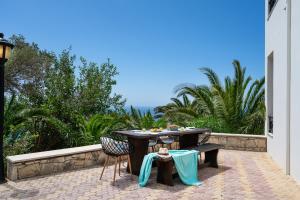 A 5 bedroom villa with pool & amazing sea view!