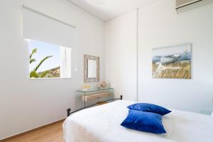 A 5 bedroom villa with pool & amazing sea view!