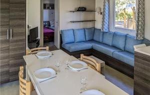 Campings Beautiful caravan in Saint-Julien-en-Born with Outdoor swimming pool, 3 Bedrooms and WiFi : photos des chambres