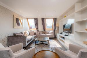 Three-Bedroom Apartment - Penthouse room in Manson Place