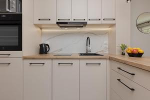 Aleja Jana Pawła II Studio Warsaw by Noclegi Renters