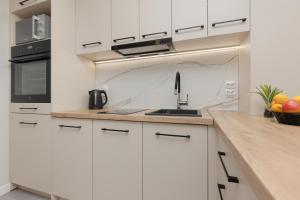 Aleja Jana Pawła II Studio Warsaw by Noclegi Renters