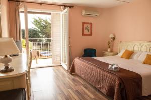 Hotel Roger de Flor by Seleqtta