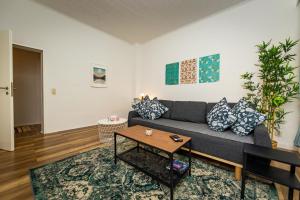 Ihr Rückzugsort in Erfurt - Großzügiges Altbau-Apartment mit 2SZ, Kingsize Betten, Nobilia Küche, 55 Zoll Smart-TV, 250Mbts WiFi, kostenloses Parken - Nur wenige Minuten vom Zentrum und Nordstrand entfernt - Kostenloser Waschraum im Gebäude