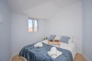 Central & Stylish 2 Bedroom Apartment w Balcony