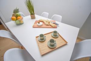 Central & Stylish 2 Bedroom Apartment w Balcony