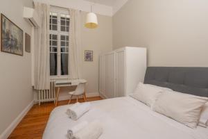 1930s neoclassical apt in the heart of Athens