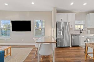 Cheerful 3BR close to downtown + double balcony