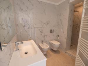 Magnifique 3P climatisé en dernier étage avec terrasse face mer, proche centre Menton - FR-1-196-326