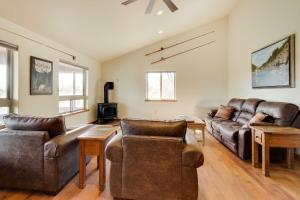 Beautiful Jefferson River Cabin with Mountain Views!