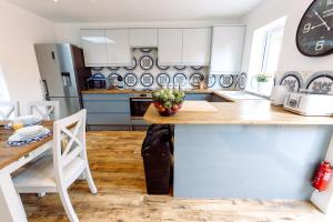 Chute House 4 Bed House Private Garden City Ccenter