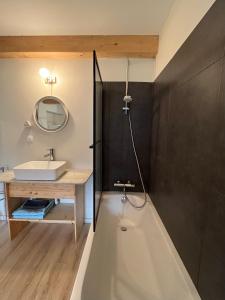 Maisons de vacances Spacious town house in the center of le Bourg d'Oisans : photos des chambres