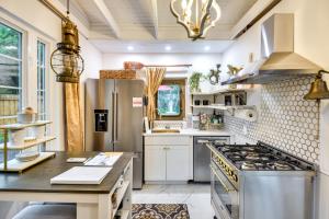 New Smyrna Beach Cottage about 1 Mi to Downtown!