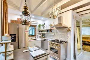 New Smyrna Beach Cottage about 1 Mi to Downtown!