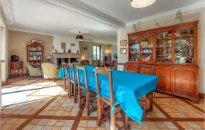 Maisons de vacances Nice home in Saint-Coulomb with WiFi and 6 Bedrooms : photos des chambres