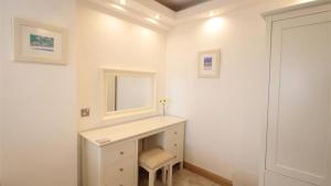 Redcliffe Apartments J