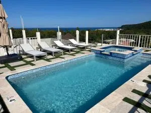 Luxury 1 Bedroom & Rooftop Pool unit #2 - Silver Sands