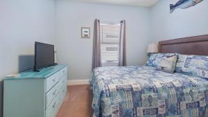 Shell Yeah at Laketown Wharf #730 by Nautical Properties